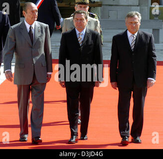 (Dpa) - zu Fuß auf einem roten Teppich bei einem Empfang mit militärischen Ehren in Nancy, Frankreich, Donnerstag, 19. Mai 2005 (L-R) der französische Präsident Jacques Chirac, Bundeskanzler Gerhard Schroeder und polnische Präsident Alexander Kwasniewski. Die Politiker trafen sich anlässlich der so genannten "Weimarer-Dreieck-wurde" (Weimarer Dreieck Gipfel) für deutsche, französische und polnische Zusammenarbeit. Die conf Stockfoto