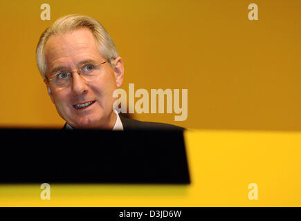 (Dpa) - CEO der Deutsche Post AG Klaus Zumwinkel sieht neugierig zu Beginn der Hauptversammlung der Gesellschaft in Köln, Mittwoch, 18. Mai 2005. Deutschlands führende Logistikunternehmen Deutsche Post AG unterstrich seine optimistische Prognose für das Jahr 2005. Stockfoto