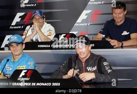 (Dpa) - italienischer Formel-1-Fahrer Giancarlo Fisichella Team Renault, finnische Kimi Raeikkoenen (McLaren-Mercedes, vordere Reihe L-R), kanadische Jacques Villeneuve (Sauber) und schottische David Coulthard (Red Bull Racing, obere Reihe L-R) während einer Pressekonferenz auf der Rennstrecke des Grand Prix von Monaco in Monte Carlo, Monaco, Mittwoch, 18. Mai 2005 Lächeln. Der Grand Prix von Monaco findet am Stockfoto