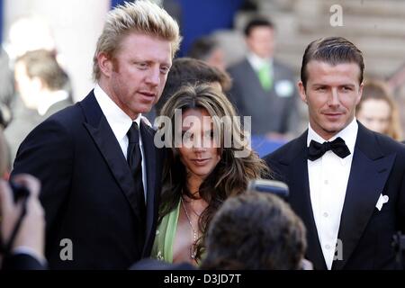 (Dpa) - britische Fußball-star David Beckham (R) und seine Frau Victoria (C) zusammen mit der deutschen Tennislegende Boris Becker (L) posieren für Fotos auf dem roten Teppich bei den Laureus World Sports Awards Eröffnungsfeier im Casino Estoril, Portugal, Montag, 16. Mai 2005. Stockfoto