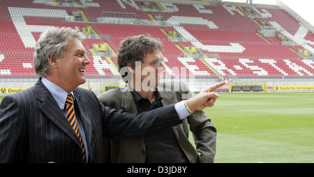 (Dpa) Deutsche Bundesliga-Club 1. FC Kaiserslautern CEO Swiss Rene C. Jäggi zeigt neuen Head Coach Michael Henke (von R-L) die Tonhöhe im Fritz-Walter-Stadion in Kaiserslautern, Deutschland, Freitag, 13. Mai 2005. Der ehemalige Co-Trainer von Ottmar Hitzfeld erhält einen Einjahresvertrag für die Saison 2005/06. Stockfoto