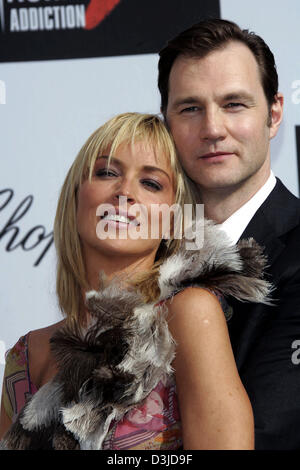 (Dpa) - US-Schauspielerin Sharon Stone und Schauspieler David Morrissey präsentieren ihren Film "Basic Instinct 2: Risiko-sucht" bei den 58. Internationalen Filmfestspielen in Cannes, Frankreich, 15. Mai 2005. Stockfoto