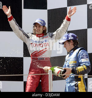 (Dpa) - italienische Formel1-Fahrer Jarno Trulli (L) von Toyota und Fernando Alonso von Renault auf dem Podium nach dem Grand Prix von Spanien in der Formel1 Rennstrecke Circuit de Catalunya in der Nähe von Barcelona, Spanien, 8. Mai 2005. Kimi Räikkönen siegte vor Alonso und Trulli. Stockfoto