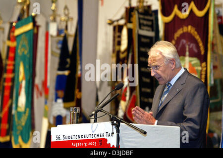 (Dpa) - spricht Bayerns Ministerpräsident Edmund Stoiber am 56. Sudeten Deutschen Tag in der Ausstellung Halle vor den Flaggen der Repräsentanten des "Sudetendeutsche Landsmannschaft" in Augsburg, Deutschland, 15. Mai 2005.  Die Versammlung findet statt 14/15. Mai 2005 in Augsburg. Das Übereinkommen steht unter dem Motto "Überwindung Vertreibung - Entschädigung zu erreichen". Stockfoto