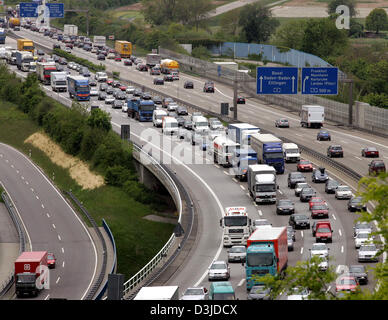 (Dpa) - ein Bild zeigt einen Stau verursacht durch Bauarbeiten auf der Autobahn A5 in der Nähe von Karlsruhe, Deutschland, Freitag, 13. Mai 2005. Autobahn Polizei erwartet, dass massive Staus auf den Autobahnen A5 und A8 während der Pfingstferien. Stockfoto