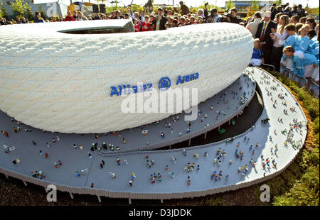 (Dpa) - Menschen nehmen einen ersten Blick auf das neue Designmodell der Münchner Allianz Arena Fußballstadion in Günzburg, Deutschland, 12. Mai 2005. Das Modell ist aus 1 Million Legosteinen und wurde eingeführt, um die öffentlichen 18 Tage vor der Eröffnung des ursprünglichen Stadions in München. Stockfoto