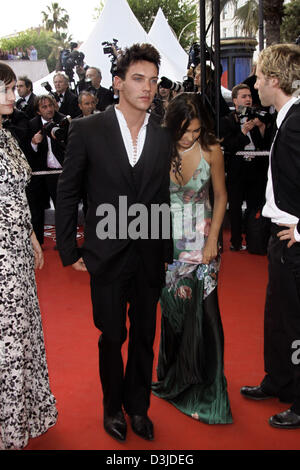 (Dpa) - Schauspieler Jonathan Rhys-Meyers erscheint mit seiner Freundin für die Premiere seines neuen Films "Match Point" bei den 58. Internationalen Filmfestspielen in Cannes, Frankreich, 12. Mai 2005. Stockfoto