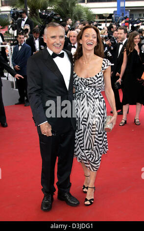 (Dpa) - US-Schauspieler Dennis Hopper und Ehefrau Victoria Duffy bei der Ankunft für die 58. Internationalen Filmfestspiele in Cannes, Frankreich, 11. Mai 2005 Lächeln. Stockfoto