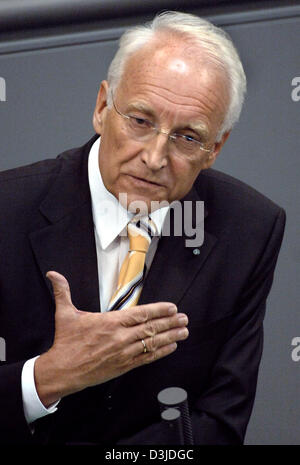 (Dpa) - bayerischen Ministerpräsidenten Edmund Stoiber hält eine Rede in der parlamentarischen Debatte mit Genehmigung der Verfassung der Europäischen Union im Deutschen Bundestag Parlament in Berlin, 12. Mai 2005. Die Verfassung würde die EU mehr entscheidend sein und zur gleichen Zeit bleiben regierbar ermöglichen. Stockfoto