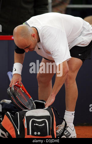 (Dpa) - U.S. amerikanischer Tennisprofi Andre Agassi packt seine Schläger in seiner Tasche nach seinem ersten Runde Niederlage gegen Spanisch Feliciano Lopez bei den ATP Masters in Hamburg, Deutschland, 10. Mai 2005. Agassi verlor gegen die ungesetzte Spanier 6-2, 7-6 (7-5). Stockfoto