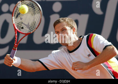 (Dpa) - kehrt deutscher Tennisspieler Alexander Waske den Ball im Spiel gegen spanischer Tennisspieler Tommy Robredo während Tennis Master in Hamburg, Deutschland, 9. Mai 2005. Stockfoto