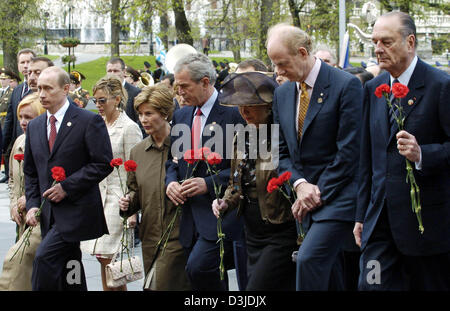 (Dpa) - (v.l) russischen Präsidenten Vladimir Putin, seine Frau Ljudmila Putina, US-Präsident George w. Bush, Kanadas Gouverneur Adrienne Clarkson mit Ehemann John Saul und der französische Präsident Jacques Chirac rote Nelken in der Hand als halten sie bezahlen ihren Respekt am "Grab des unbekannten Soldaten" während der Gedenkfeier zum 60. Jahrestag des Endes des zweiten Wor Stockfoto