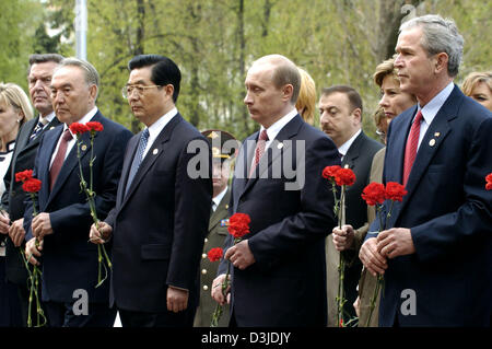 (Dpa) - (von R) US-Präsident George w. Bush, der russische Präsident Vladimir Putin, der chinesische Präsident Hu Jintao, Kasachstans Präsident Nursultan Nazarbayev und Bundeskanzler Gerhard Schroeder halten rote Nelken in der Hand als sie ihren Respekt am "Grab des unbekannten Soldaten" während der Gedenkfeier zum 60. Jahrestag des Endes des zweiten Weltkrieges zu zahlen ich Stockfoto