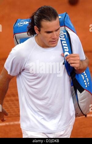 (Dpa) - deutscher Tennisspieler Tommy Haas Schulter seine Sporttasche und Blätter der Tennisplatz nach der Niederlage gegen slowakische Tennisspielerin Dominik Hrbaty während des Tennis Masters in Hamburg, Deutschland, Dienstag, 10. Mai 2005. Haas, verlor das Spiel 4-6 und 5-7. Stockfoto