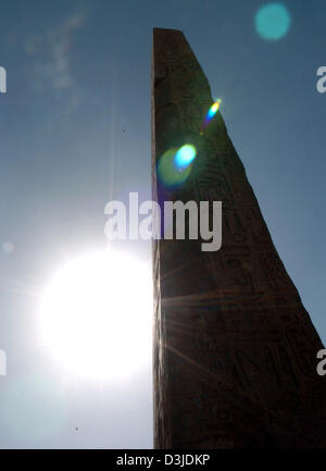 (Dpa-Datei) - ein Obelisk, dekoriert mit Hieroglyphen, ragt in den Himmel im Tempelbereich von Karnak in der Nähe von Luxor, Ägypten, 22. November 2004. Obelisken wurden ursprünglich mit einer Mischung aus Gold und Silber, die glitzernde Sonne darzustellen und Zeugen von Reichtum und Ruhm aus der Ferne die Pharaonen überzogen. Foto: Bernd Weißbrod Stockfoto