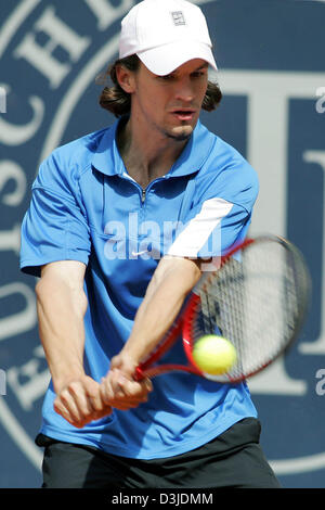 (Dpa) - deutsche Tennisprofi Philli Petzschner kehrt den Ball seines Gegners Briten Greg Rusedski in ihrem ersten Vorrundenspiel bei den Tennis Masters in Hamburg, Deutschland, Montag 09 Mai 2005. Stockfoto