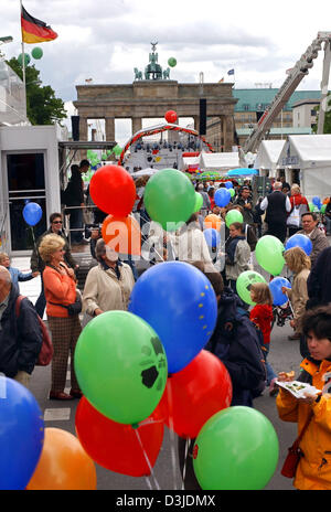 (Dpa) - bunte Luftballons schmücken den Platz vor dem Brandenburger Tor während der "Festival der Demokratie"-Feierlichkeiten in Berlin, 7. Mai 2005. Mehrere tausend Menschen trat an den Feierlichkeiten anlässlich des 60. Jahrestages des Endes des zweiten Weltkriegs. Stockfoto