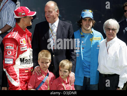 (Dpa) - deutsche Formel1 Rennfahrer Michael Schumacher Team Ferrari, spanische König Juan Carlos mit seinen zwei Enkelkindern Pablo Nicolas und Juan Valentin, spanische Fahrer Fernando Alonso Team Renault und Formel-1-Boss Bernie Ecclestone (von L-R) erfüllen, bevor der Grand Prix von Spanien in der Formel1 Rennstrecke Circuit de Catalunya in der Nähe von Barcelona in Spanien Montelo, 8. Mai 2005. Stockfoto