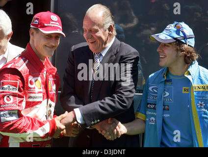 (Dpa) - deutsche Formel1 Rennfahrer Michael Schumacher Team Ferrari, der spanische König Juan Carlos und der spanische Fahrer Fernando Alonso Team Renault (von L-R) schütteln sich die Hände vor dem Grand Prix von Spanien in der Formel1 Rennstrecke Circuit de Catalunya in der Nähe von Barcelona in Spanien Montelo, 8. Mai 2005. Stockfoto