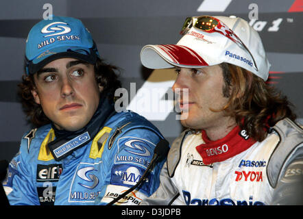 (Dpa) - italienische Formel1-Fahrer Jarno Trulli (R) des Toyota-Teams und Spanisch Fernando Alonso von Renault Team schauen entspannt bei einer Pressekonferenz nach der ersten Qualifying-Session an der Formel-1 Rennstrecke Circuit de Catalunya in der Nähe von Barcelona in Spanien Montelo, 7. Mai 2005. Trulli fuhr die schnellste Zeit vor Alonso. Stockfoto