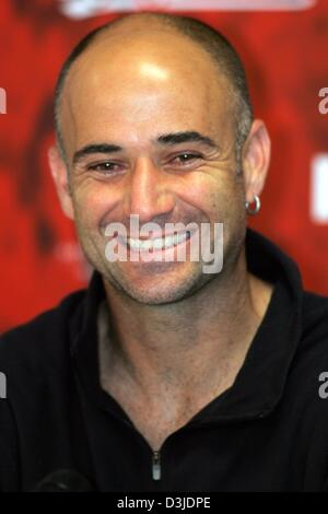 (Dpa) - U.S. amerikanischen Tennisprofi Andre Agassi lächelt leicht während einer Pressekonferenz des Tennis-Masters-Turnier in Hamburg, Deutschland, 9. Mai 2005. Agassi konkurrieren nicht in Hamburg seit 2001. Sein erste Vorrundenspiel findet Dienstag, 10. Mai 2005. Stockfoto