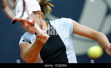 (Dpa) - belgische Tennisspielerin Justine Henin-Hardenne kehrt den Ball im Spiel gegen tschechische Tennisspielerin Kveta Peschke während der Qatar Total German Open Tennis-Turnier in Berlin, 5. Mai 2005. Henin-Hardenne hat das Spiel gewonnen. Stockfoto