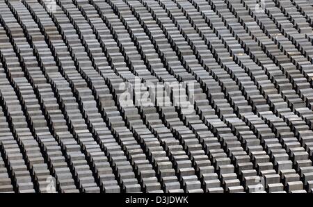 (Dpa) - ein Bild zeigt das Holocaust-Mahnmal in Berlin, Deutschland, 22. April 2005. Eine Ausstellung in der so genannten "Ort der Information" unter den konkreten Stelen des Holocaust-Mahnmals gebaut wird etwas Licht auf das schreckliche Schicksal der Holocaust-Opfer gebracht. Das Denkmal für die ermordeten Juden Europas des Holocaust wird 10. Mai 2005 eingeweiht. Stockfoto