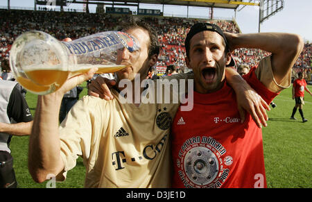 (Dpa) - FC Bayern Mehmet Scholl (L) und Hasan Salihamidzic trinken Bier aus einem riesigen Glas nach ihrem 4: 0-Sieg über Bundesliga 1.FC Kaiserslautern im Fritz-Walter Stadion in Kaiserslautern, Deutschland, Samstag, 30. April 2005 Rivalen. Der Sieg führte Bayern vorzeitig ihre 19. Deutsche Meisterschaft-Titel. Stockfoto