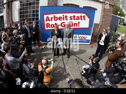 (Dpa) - Angela Merkel (L), Vorsitzende der CDU und Juergen Ruettgers, Vorsitzender der CDU im Bundesland Nordrhein-Westfalen und der CDU Spitzenkandidat für die bevorstehende Landtagswahl vor ein Wahlplakat stehen, da sie für Medienvertreter während des sogenannten "Innovation Congress" in Gelsenkirchen, Deutschland, Donnerstag, 28. April 2005 sprechen. Das Plakat liest "W Stockfoto