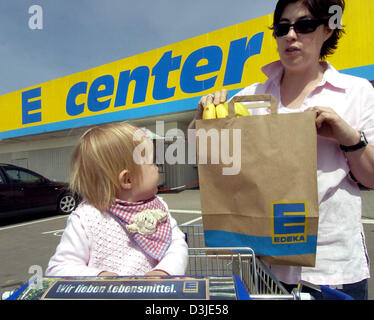 (Dpa) - eine Frau ihre Papiertüte füllen, da steht sie neben einem Einkaufswagen bei einer Filiale der Supermarktkette Edeka in Ulm, Deutschland, 28. April 2005. EDEKA am Donnerstag, 28. April 2005 angekündigt. dass es im Supermarkt kaufen wollte Spar und die Discounter-Kette Netto von der französischen Firma ITM Unternehmen verklagt. Spar hat seit Jahren in den roten Zahlen und im Jahr 2004 berichtete eine jährliche Stockfoto