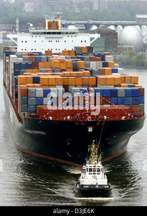 (Dpa) - die "Colombo Express", der weltweit größte Containerschiff kommt nach ihrer Jungfernfahrt am Containerterminal Altenwerder in Hamburg, Deutschland, 29. April 2005. Das Schiff ist 335 Meter lang und 43 Meter breit und hat mit einer Tonnage von 104.000 Tonnen, eine Kapazität von 8.750 Größe Standardcontainer laden. Wenn voll geladen, hat das Schiff eine Gage von 14,6 Metern und einer Höhe von 6 Stockfoto