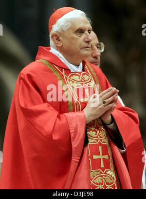 (Dpa-Dateien) - abgebildeten deutschen Kardinal Joseph Ratzinger in einem Gottesdienst im Vatikan in Rom, Italien, 18. April 2005. Ratzinger wählte neuen Papst auf Dienstag, 19. April 2005, benennen sich Benedikt XVI. Stockfoto