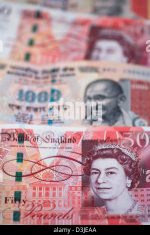 Britische und indische Währung. Sterling und Rupie Noten Stockfoto