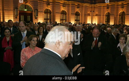 (Dpa) - Former German Chancellor Helmut Kohl (C) steht vor seinem neuen Partner Maike Richter (R), sein ältester Sohn Walter (2. v. R), seine Schwiegertochter Elif (L) und sein jüngster Sohn Peter (2. v.l) während einer Zeremonie der Konrad-Adenauer-Stiftung Kohls 75. Geburtstag (3. April 2005) an das deutsche historische Museum in Berlin, Deutschland, 11. April 2005. Fast vier ja Stockfoto