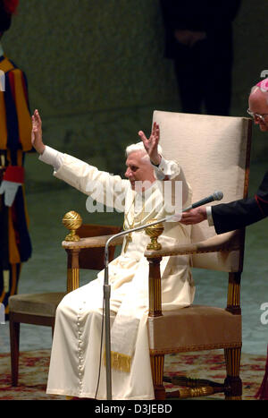 (Dpa) - Pope Benedict XVI (R) wirft seine Arme, als er Pilger in der Audienzsaal im Vatikan in Rom, Italien, Montag, 25. April 2005 begrüßt. Der Papst in Zielgruppen der deutschen Pilger während der gestrigen Einweihung empfangen. Stockfoto