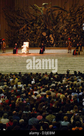 (Dpa) - Papst Benedict XVI (hinten, 3. von L) abgebildet während einer Audienz im Vatikan in Rom, Italien, Montag, 25. April 2005. Der Papst begrüßt mehrere tausend deutsche Pilger an das Publikum, das auch seiner Amtseinführung am St Peter es Square gestern, Sonntag, 24. April 2005 besucht. Stockfoto
