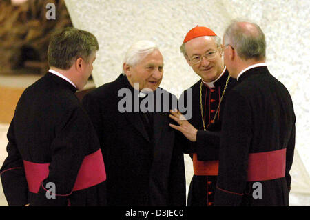 (Dpa) - Georg Ratzinger (2. v. L), der Bruder von Papst Benedict XVI, im Gespräch mit Kardinal Joachim Meisner (2. v. R) und zwei Geistliche im Publikum Kammer im Vatikan in Rom, Italien, Montag, 25. April 2005. Der Papst begrüßt mehrere tausend deutsche Pilger an das Publikum, das auch seine Einweihung gestern besucht Sonntag, 24. April 2005. Stockfoto