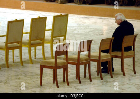 (Dpa) - Georg Ratzinger (R), der Bruder von Papst Benedict XVI, sitzt auf einem Stuhl in der Audienzsaal im Vatikan in Rom, Italien, Montag, 25. April 2005. Der Papst begrüßt mehrere tausend deutsche Pilger an das Publikum, das auch seine Einweihung gestern besucht Sonntag, 24. April 2005. Stockfoto