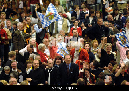 (Dpa) - deutsche Pilger aus Bayern begrüßen Papst Benedict XVI während der Audienz in der Audienzsaal im Vatikan in Rom, Italien, Montag, 25. April 2005. Papst Benedict XVI begrüßt mehrere tausend deutsche Pilger an das Publikum, das auch seiner Amtseinführung am St Peter es Square gestern, Sonntag, 24. April 2005 besucht. Stockfoto