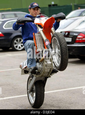 (Dpa) - österreichische Formel-1-Pilot Christian Klien von Red Bull Racing fährt ein Motorrad auf der F1-Rennstrecke in Imola, Italien, 23. April 2005. 24 April fand der Grand Prix von San Marino. Stockfoto