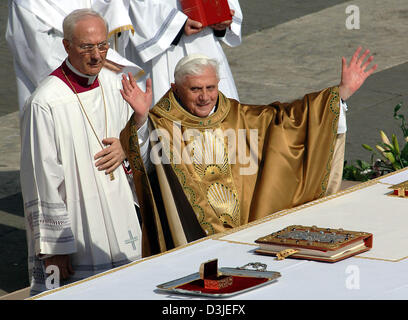 (Dpa) - Pope Benedict XVI (C) lächelt und winkt dem Publikum während des Gottesdienstes auf dem Platz St. Peter im Vatikan in Rom, Italien, 24. April 2005. Papst Benedict XVI als neuen Leiterin der römisch-katholischen Kirche, heute am Sonntag, 24. April 2005 eingeweiht. Stockfoto