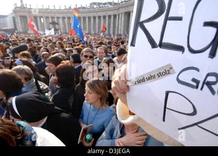 (Dpa) - Tausende von Menschen haben sich versammelt und warten auf den Start des Gottesdienstes auf dem Platz St. Peter im Vatikan in Rom, Italien, 24. April 2005. Papst Benedict XVI als neuen Leiterin der römisch-katholischen Kirche, heute am Sonntag, 24. April 2005 eingeweiht. Rund 100.000 Menschen nahmen an der Veranstaltung teil. Stockfoto