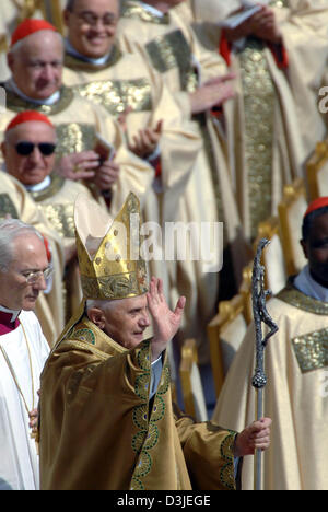 (Dpa) - Papst Benedict XVI (C, Front) "Wellenlinien" wie er den Pilgern und Gläubigen während des Gottesdienstes auf dem Platz St. Peter im Vatikan in Rom, Italien, 24. April 2005 begrüßt. Papst Benedict XVI als neuen Leiterin der römisch-katholischen Kirche, heute am Sonntag, 24. April 2005 eingeweiht. Stockfoto