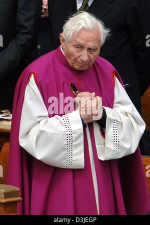 (Dpa) - Georg Ratzinger, Bruder von Papst Benedict XVItakes Teil in den Gottesdienst auf dem Platz St. Peter im Vatikan in Rom, 24. April 2005. Papst Benedict XVI als neuen Leiterin der römisch-katholischen Kirche, heute am Sonntag, 24. April 2005 eingeweiht. Stockfoto