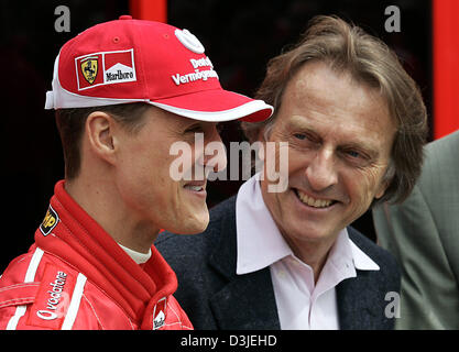 (Dpa) - italienische Ferrari-Chef Luca di Montezemolo (R) deutsche Formel1 Rennfahrer Michael Schumacher Ferrari vor dem Start des Grand Prix von San Marino in Imola, Italien, 24. April 2005 schaut. Stockfoto