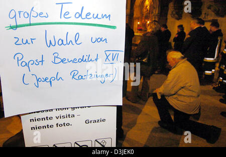 (Dpa) - Teilnahme Gläubigen einen Gottesdienst zu Ehren des neugewählten Papstes Joseph Ratzinger am Dom in Regensburg, Deutschland, 19. April 2005. Rund 3.000 Menschen in der Kirche jubelten und applaudierten während ein Dankgebet wenn seine wurde angekündigt, dass Kardinal Joseph Ratzinger aus Regensburg neue Papst Benedikt XVI. gewählt wurde. Stockfoto