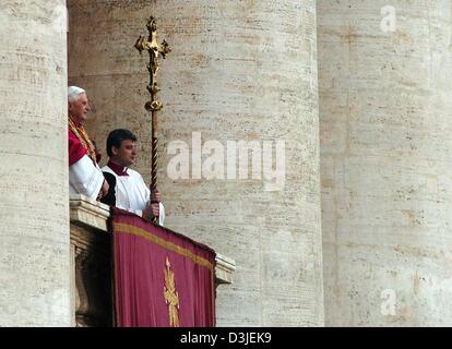 (Dpa) - der neu gewählte Papst, deutscher Kardinal Joseph Ratzinger (L), steht auf dem Balkon des Doms St. Peter im Vatikan in Rom, Italien, 19. April 2005. Ratzinger nannte sich Papst Benedict XVI und den ersten deutsche Papst der römisch-katholischen Kirche in 480 Jahren vertritt. Die 115 Kardinäle einigten sich auf Joseph Ratzinger als Nachfolger für den verstorbenen Papst Johannes Paul II, presumab Stockfoto