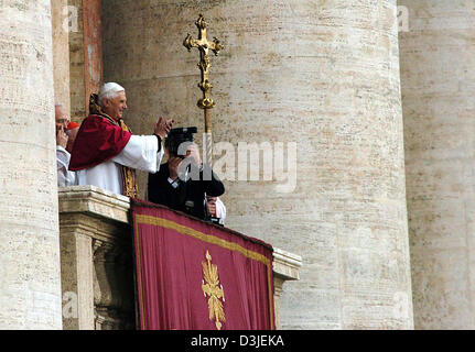 (Dpa) - der neu gewählte Papst, deutscher Kardinal Joseph Ratzinger (L), lächelt und winkt seinen Händen steht er auf dem Balkon des Doms St. Peter im Vatikan in Rom, Italien, 19. April 2005. Ratzinger nannte sich Papst Benedict XVI und den ersten deutsche Papst der römisch-katholischen Kirche in 480 Jahren vertritt. Die 115 Kardinäle einigten sich auf Joseph Ratzinger als Nachfolger für die Stockfoto