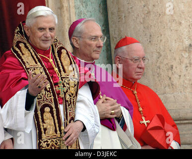(Dpa) - der neu gewählte Papst, deutscher Kardinal Joseph Ratzinger (L), lächelt und winkt die Hand steht er neben Kardinal Jorge Arturo Medina Estévez aus Chile (R) und italienischer Kardinal Piero Marini auf dem Balkon des Doms St. Peter im Vatikan in Rom, Italien, 19. April 2005. Ratzinger nannte sich Papst Benedict XVI und stellt den ersten deutschen Papst Roman-Cath Stockfoto