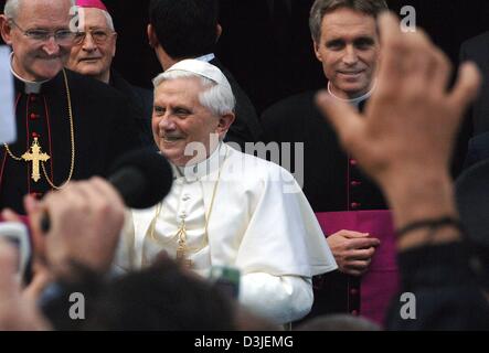 (Dpa) - Papst Benedict XVI lächelt der wartenden Menge steht er umgeben von einer Gruppe von geistlichen auf dem Platz St. Peter im Vatikan in Rom, Italien, 21. April 2005. Der Papst besucht seine Wohnung, wo er für die letzten 24 Jahre direkt neben dem Vatikan, für vier Stunden am Nachmittag gelebt hatte. Stockfoto